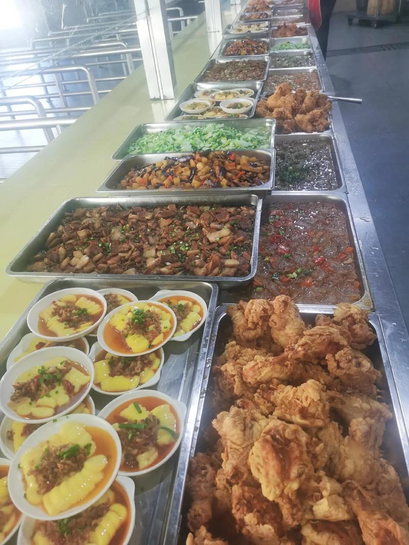 簡(jiǎn)簡(jiǎn)單單一餐 工廠食堂里的煙火氣與溫度